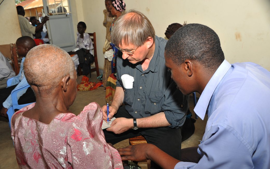 csm ehrenamt in uganda 2012 15 7ab1b62cd8 - Engagement in Oeganda - Augenärzte Gerl & Kollegen