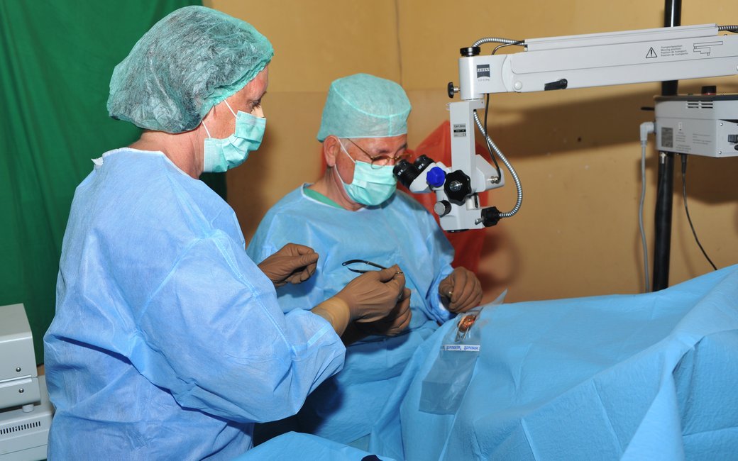 csm ehrenamt in uganda 2012 22 13fa00ae12 - Engagement in Oeganda - Augenärzte Gerl & Kollegen